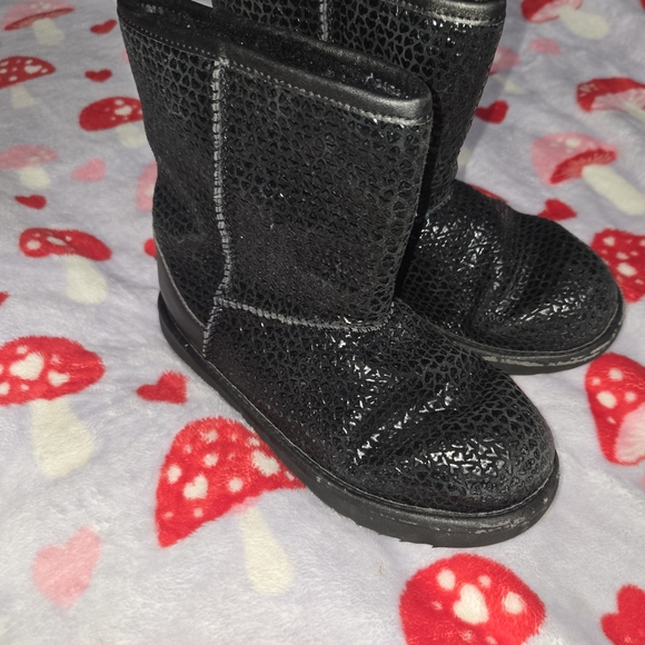 Kids' Ugg Classic II Gel Heart Boot